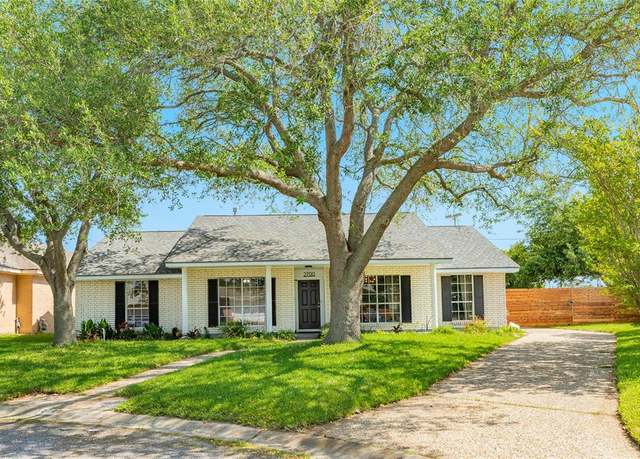 Property at 2700 E Palm Cir, Galveston, TX 77551, 3 beds, 2.5 baths