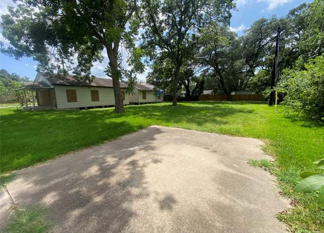 Property at 1005 N Jones St, Baytown, TX 77520, 3 beds, 2 baths