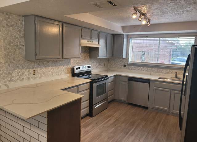 Property at 13930 New Village Ln, Sugar Land, TX 77498, 4 beds, 2.5 baths