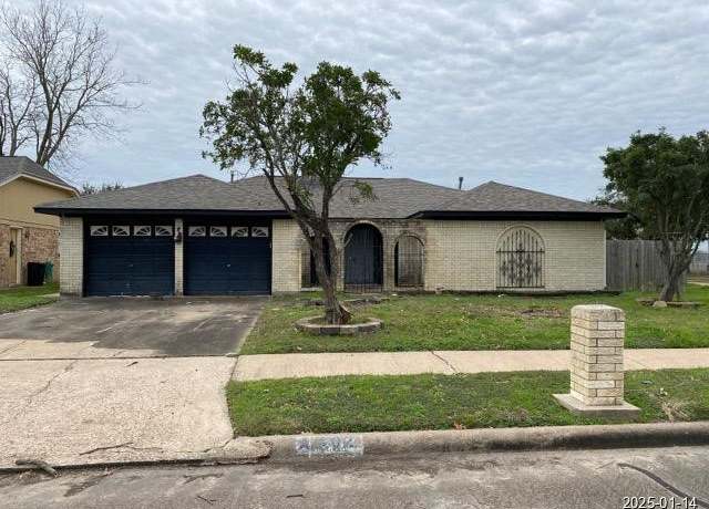 Property at 402 Boone Ct, Deer Park, TX 77536, 3 beds, 2 baths