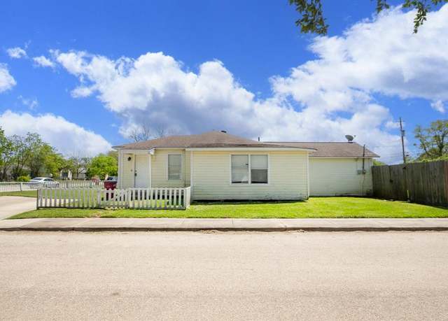 Property at 1231 W 7th St, Freeport, TX 77541, 4 beds, 1 bath