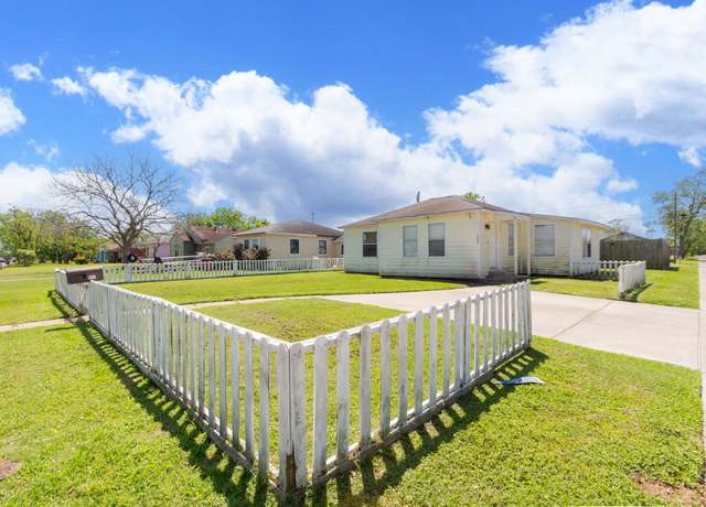 Property at 1231 W 7th St, Freeport, TX 77541, 4 beds, 1 bath