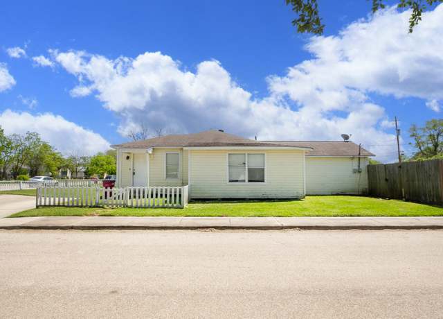 Property at 1231 W 7th St, Freeport, TX 77541, 4 beds, 1 bath