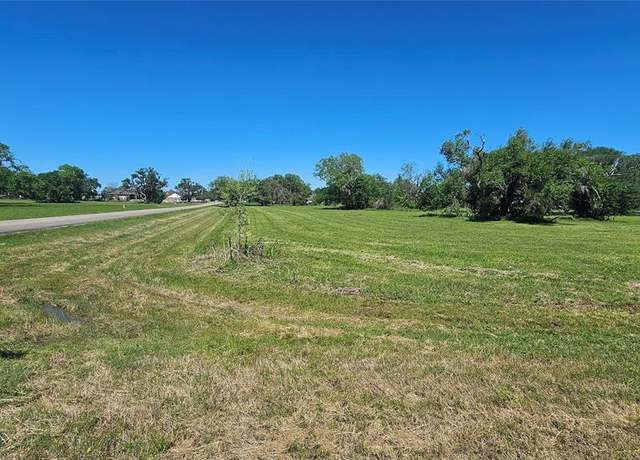 Property at 1601 Old Henry Ct, Angleton, TX 77515