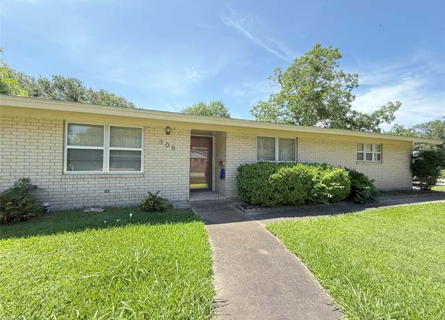 Property at 309 Town And Country Dr, El Campo, TX 77437, 3 beds, 3 baths