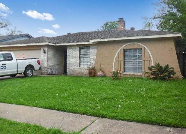 Property at 10411 Overview Dr, Sugar Land, TX 77498, 3 beds, 2 baths