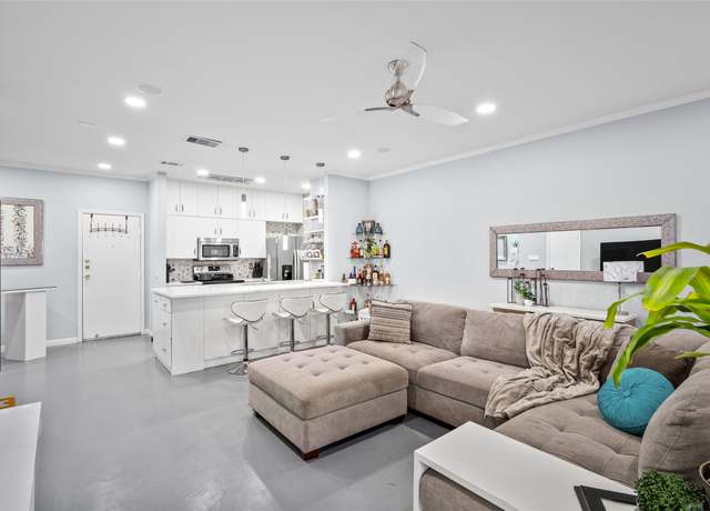 Property at 9850 Pagewood Ln #1302, Houston, TX 77042, 2 beds, 2.5 baths