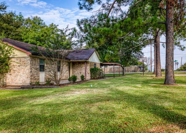 Property at 3020 Bluebonnet Blvd, Brenham, TX 77833, 3 beds, 2 baths