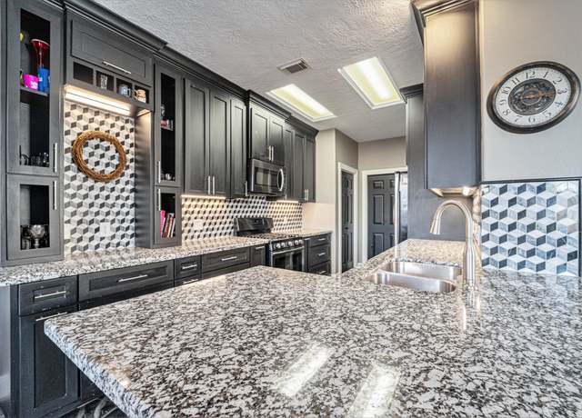 Property at 242 Drake Run Ln, Dickinson, TX 77539, 3 beds, 2.5 baths