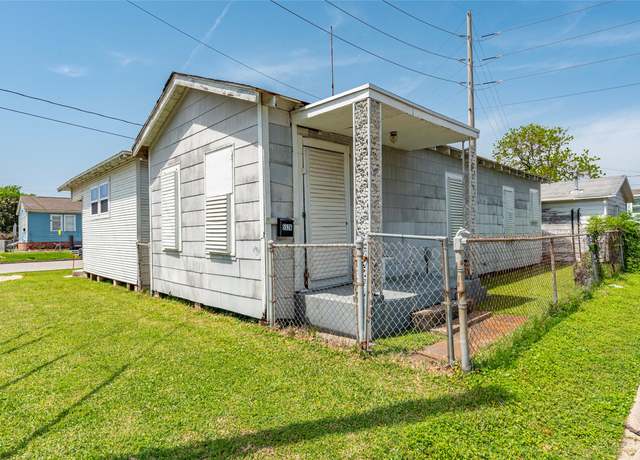 Property at 5526 Avenue Q, Galveston, TX 77551, 1 bed, 2 baths