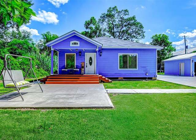 Property at 873 W Santa Fe St, Conroe, TX 77301, 3 beds, 2 baths