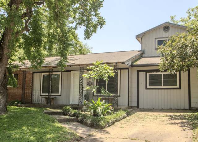 Property at 804 S Chappell Hill St, Brenham, TX 77833, 4 beds, 1.5 baths