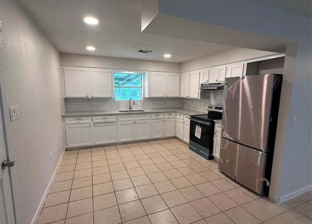 Property at 200 Moss Hill Ln, Conroe, TX 77303, 3 beds, 1 bath