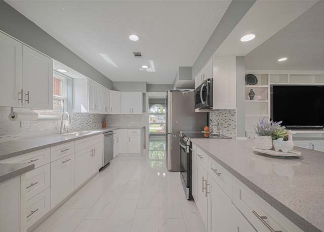 Property at 12206 Green Glade Dr, Houston, TX 77099, 4 beds, 4 baths