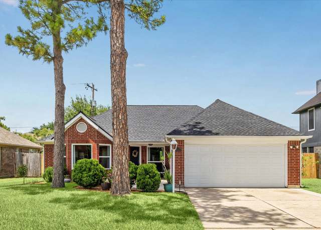 Property at 1121 Woodchase Dr, Pearland, TX 77581, 3 beds, 2 baths