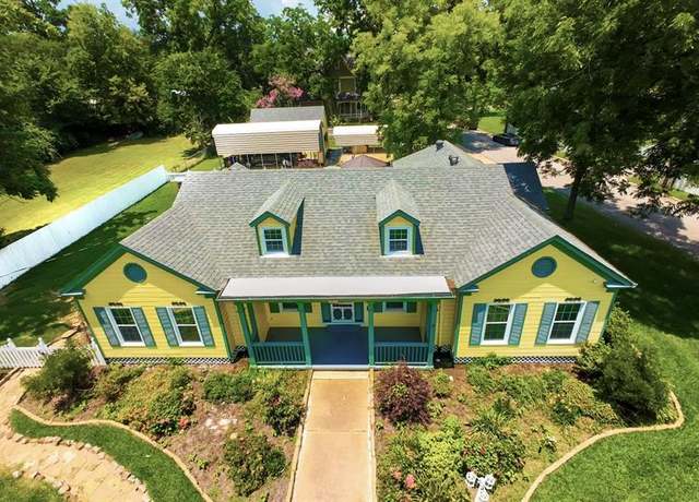 Property at 1008 E Goliad Ave, Crockett, TX 75835, 4 beds, 2 baths