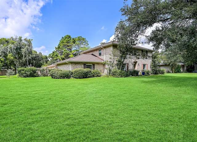 Property at 716 Penn Dr, Friendswood, TX 77546, 3 beds, 2.5 baths