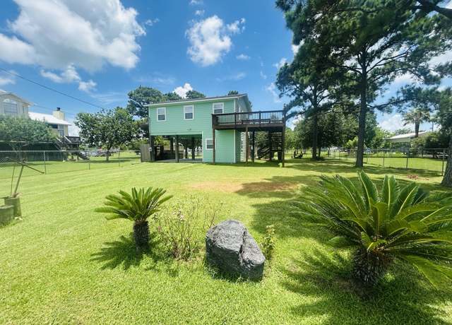 Property at 1025 14th St, Dickinson, TX 77539, 1 bed, 2 baths