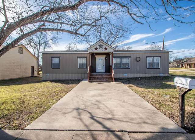 Property at 1500 W 9th St, Caldwell, TX 77836, 3 beds, 2 baths