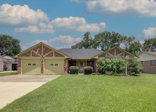 Property at 414 Daffodil St, Lake Jackson, TX 77566, 3 beds, 2 baths