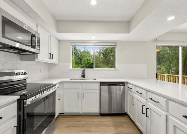 Property at 12 S Cypress Pine Dr, The Woodlands, TX 77381, 4 beds, 2 baths