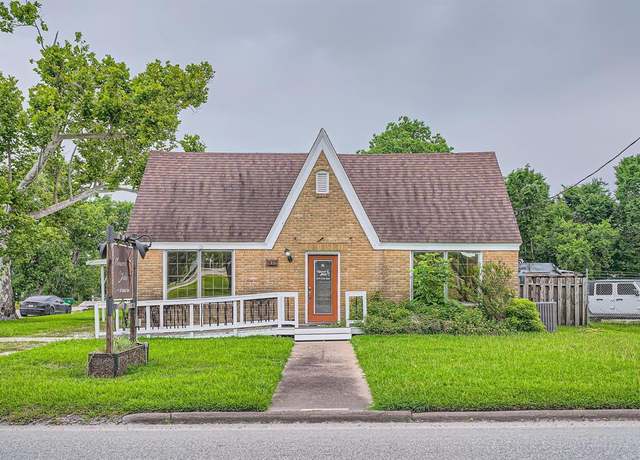 Property at 403 S Velasco St, Angleton, TX 77515, 2 beds, 1.5 baths