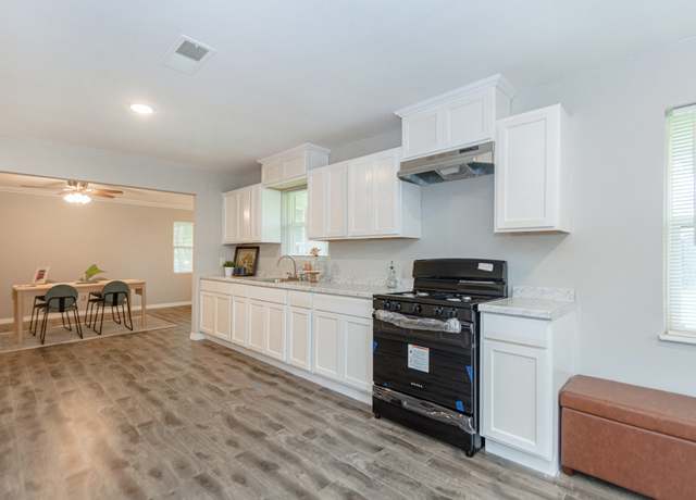 Property at 2002 Nottingham St, Pasadena, TX 77502, 3 beds, 2 baths