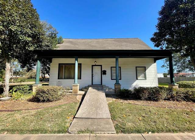 Property at 416 W Burleson St, Wharton, TX 77488, 3 beds, 2 baths