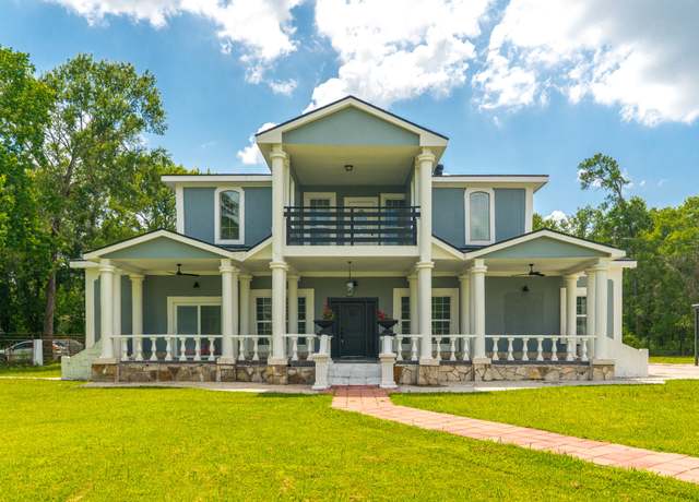 Property at 17128 Spindle Oaks Dr, Conroe, TX 77385, 4 beds, 3.5 baths