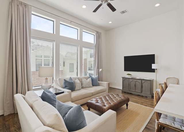 Property at 1005 Green Kensington Dr, Houston, TX 77008, 3 beds, 2.5 baths
