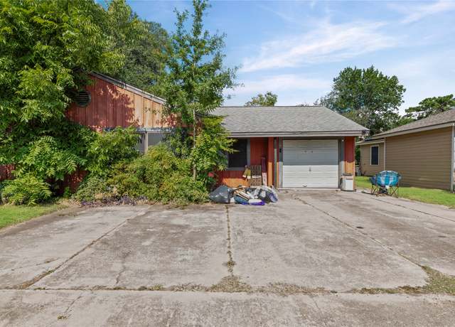 Property at 516 Evans St, Angleton, TX 77515, 5 beds, 2.5 baths