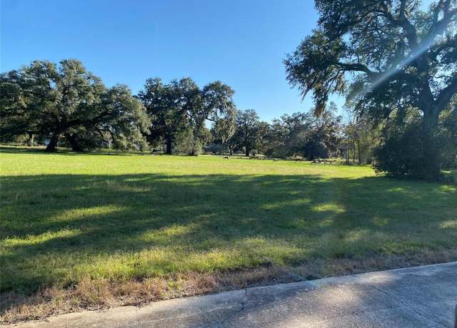 Property at 512 Rocking Horse Ct, Angleton, TX 77515
