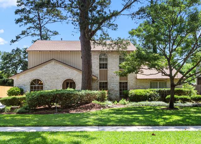 Property at 1022 Oak Leaf St, La Porte, TX 77571, 5 beds, 2.5 baths