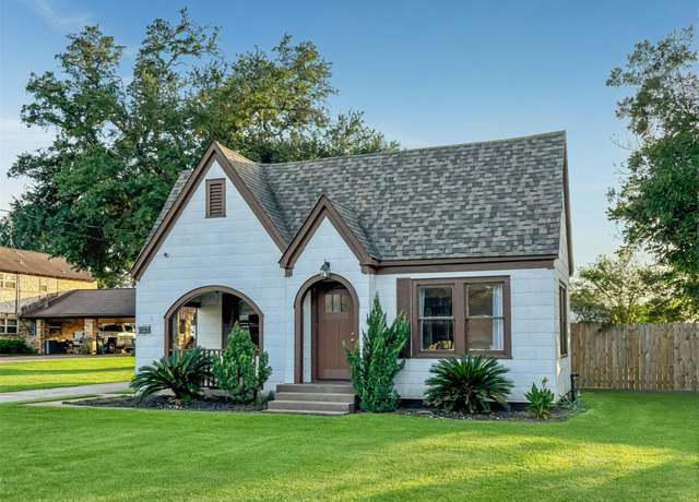 Property at 918 N Meyer St, Sealy, TX 77474, 3 beds, 1.5 baths