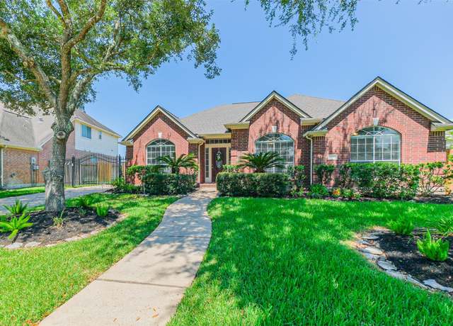 Property at 2102 Canyon Crest Dr, Sugar Land, TX 77479, 3 beds, 2 baths