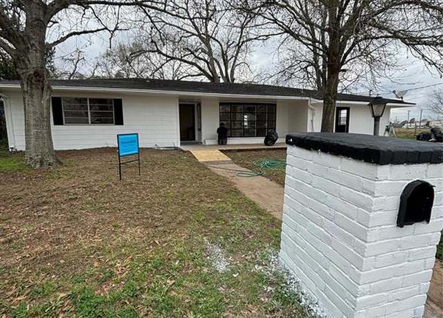 Property at 415 Silliman St, Sealy, TX 77474, 3 beds, 2.5 baths