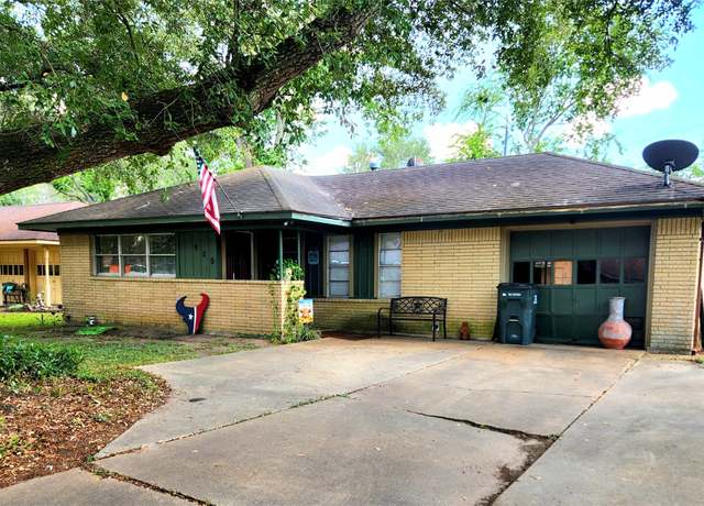 Property at 909 Peach St, El Campo, TX 77437, 4 beds, 1 bath