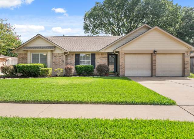 Property at 2110 Moss Creek Ln, Pearland, TX 77581, 3 beds, 2 baths