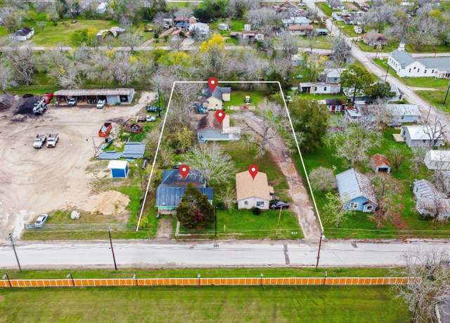 Property at 310 N Kleas St, Edna, TX 77957, 3 beds, 1 bath