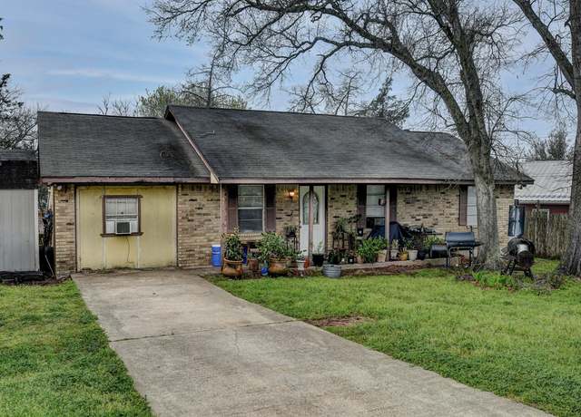 Property at 921 E 3rd St, Bellville, TX 77418, 4 beds, 1 bath