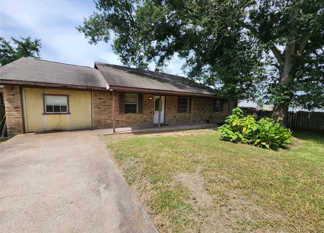 Property at 921 E 3rd St, Bellville, TX 77418, 4 beds, 1 bath