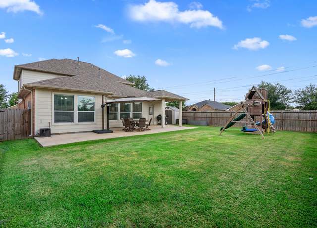 Property at 9926 Lynnwood Dr, Baytown, TX 77521, 4 beds, 2.5 baths