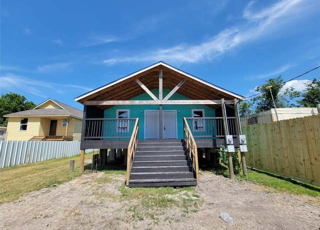 Property at 715 11th St, Dickinson, TX 77539, 4 beds, 1 bath