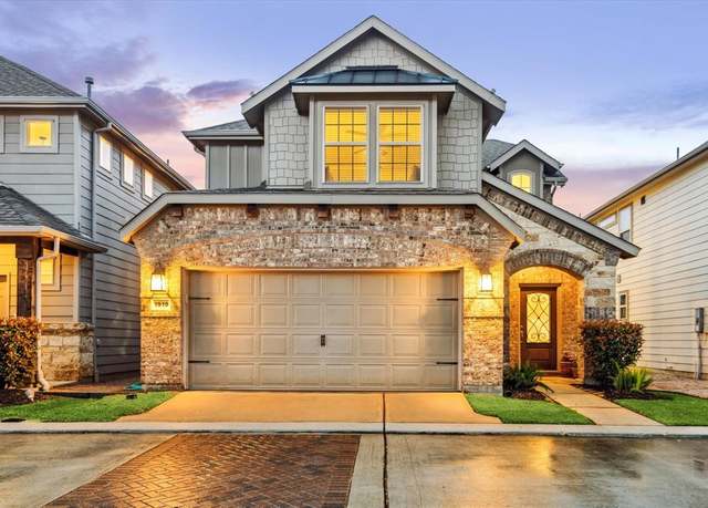 Property at 1919 Barrel Oak Dr, Houston, TX 77080, 3 beds, 2.5 baths