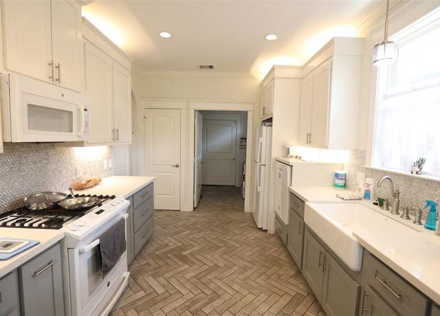 Property at 212 Greenwood St, Houston, TX 77011, 3 beds, 2 baths