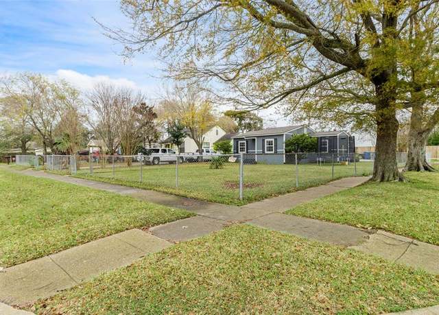 Property at 329 17th Ave N, Texas City, TX 77590, 2 beds, 1.5 baths