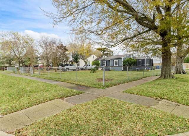 Property at 329 17th Ave N, Texas City, TX 77590, 2 beds, 1.5 baths