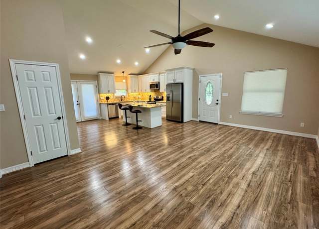 Property at 534 Oakdale Dr, Huntsville, TX 77320, 2 beds, 1.5 baths