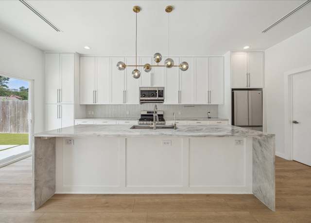 Property at 10225 Shadow Oaks Dr, Houston, TX 77043, 4 beds, 3.5 baths