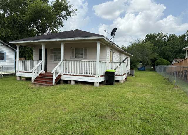 Property at 304 Moutray Ave, Wharton, TX 77488, 3 beds, 2 baths